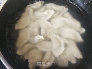 香辣槐花猪肉饺的做法步骤：16
