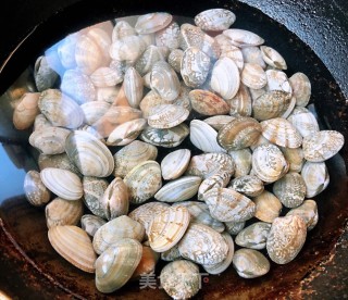 蒜蓉粉丝蒸花蛤的做法步骤：1
