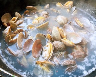 蒜蓉粉丝蒸花蛤的做法步骤：2