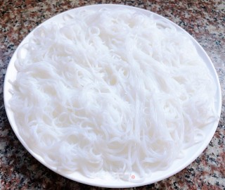 蒜蓉粉丝蒸花蛤的做法步骤：3