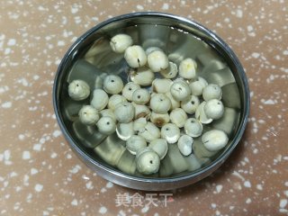 红枣莲子小米粥的做法步骤：2
