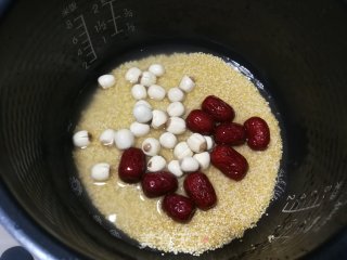 红枣莲子小米粥的做法步骤：3