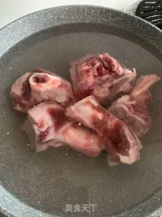 筒骨炖玉米山药的做法步骤：1