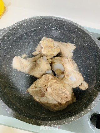 筒骨炖玉米山药的做法步骤：2