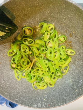 羊角椒炒肉片的做法步骤：4