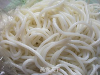 油豆腐菌汤米粉的做法步骤：1