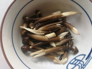 油豆腐菌汤米粉的做法步骤：2