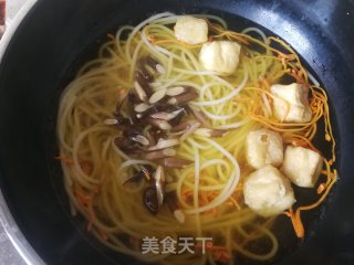 油豆腐菌汤米粉的做法步骤：10