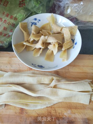 下饭菜卤大鸡腿豆皮的做法步骤：1