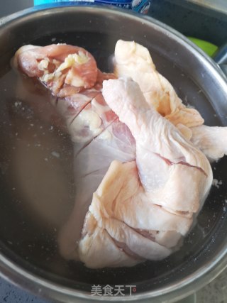 下饭菜卤大鸡腿豆皮的做法步骤：2