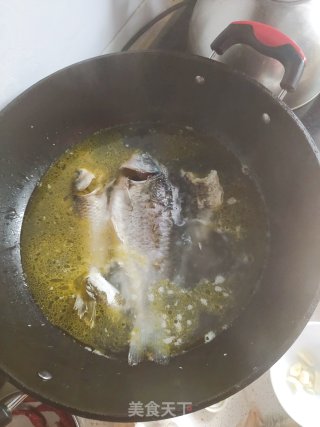 家常鲫鱼番茄汤的做法步骤：6
