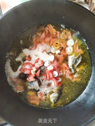 家常鲫鱼番茄汤的做法步骤：7