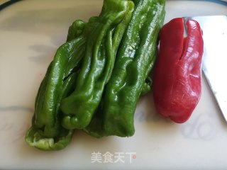 家常青椒炒肉的做法步骤：1