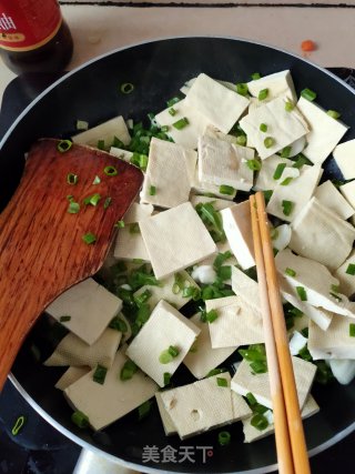 葱香豆腐的做法步骤：1
