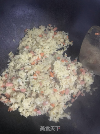 香菇胡萝卜火腿蛋炒饭➕黑椒牛排的做法步骤：2