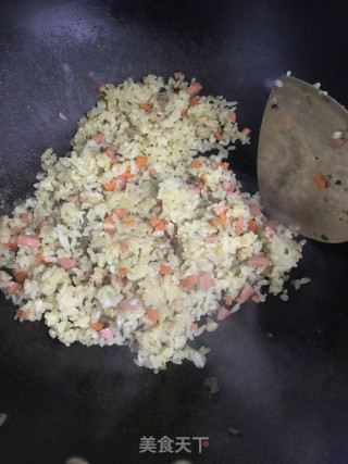 香菇胡萝卜火腿蛋炒饭➕黑椒牛排的做法步骤：3