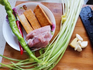 芹菜肉丝的做法步骤：1