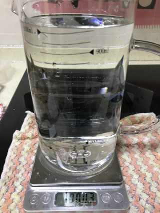 凉粉草熬出来的凉粉的做法步骤：2