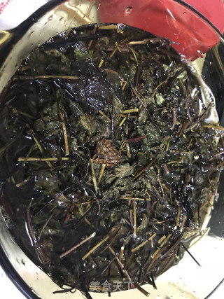凉粉草熬出来的凉粉的做法步骤：3