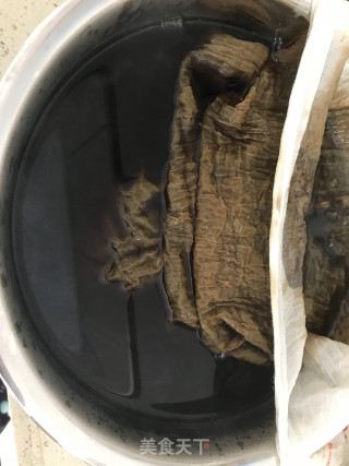 凉粉草熬出来的凉粉的做法步骤：4