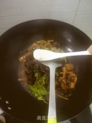 青椒木耳炒肉的做法步骤：8