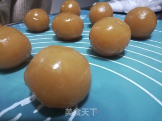 酥掉渣的蛋黄酥的做法步骤：10