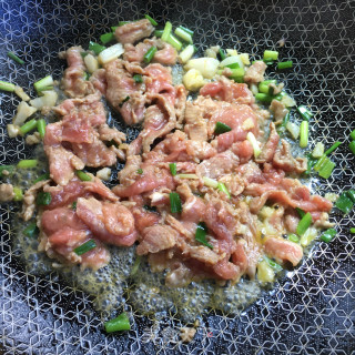 牛肉炒青椒的做法步骤：7