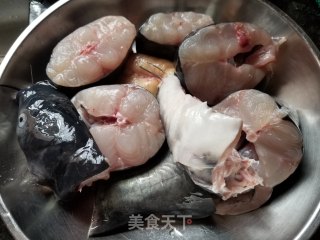 鲶鱼茄子煲的做法步骤：1