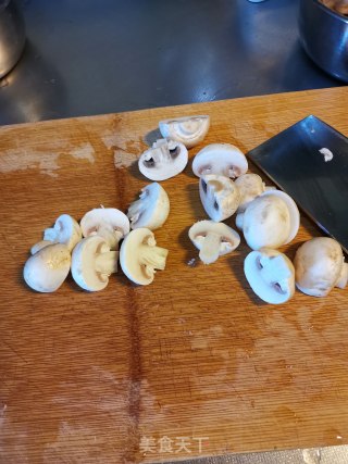 肉片炒口蘑的做法步骤：1