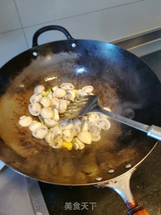 肉片炒口蘑的做法步骤：4
