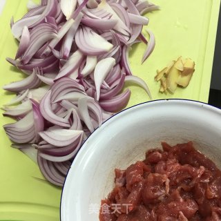 洋葱炒牛肉的做法步骤：1