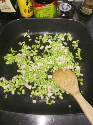 蒜毫炒鸡丁的做法步骤：4