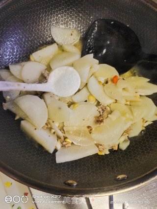 香菇肉末烧萝卜的做法步骤：5