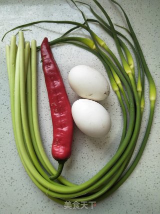 蒜苔甜椒炒鹅蛋的做法步骤：1