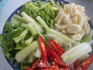 香辣牛蛙的做法步骤：2