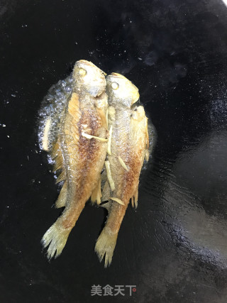 香煎黄花鱼的做法步骤：1