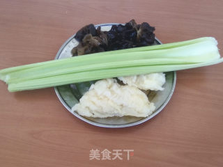 鱼鳔炒西芹的做法步骤：3
