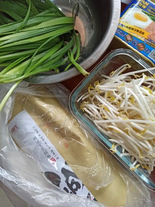 韭菜豆芽火腿炒面的做法步骤：1