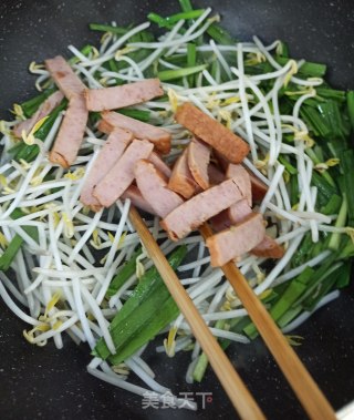 韭菜豆芽火腿炒面的做法步骤：4