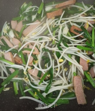 韭菜豆芽火腿炒面的做法步骤：5