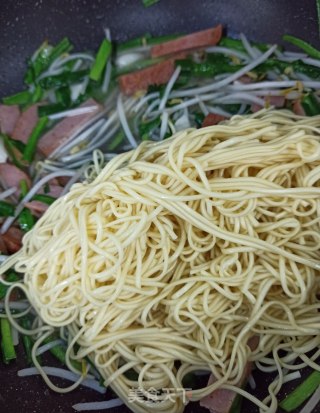 韭菜豆芽火腿炒面的做法步骤：7
