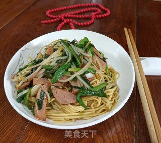 韭菜豆芽火腿炒面的做法步骤：9