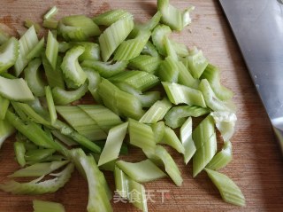 西芹炒肉丝的做法步骤：2