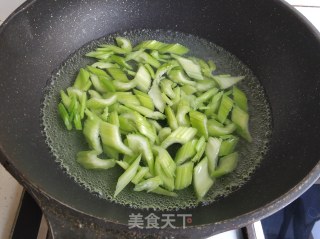 西芹炒肉丝的做法步骤：3