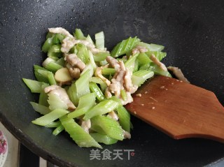 西芹炒肉丝的做法步骤：8