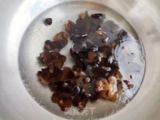 黄瓜拌木耳的做法步骤：2
