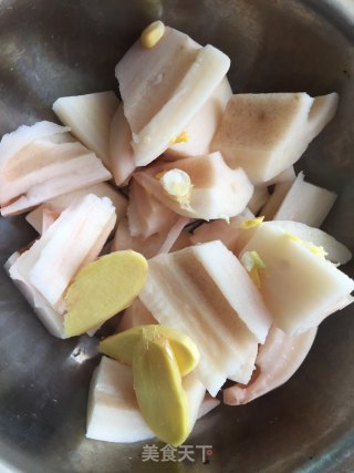 莲藕玉米骨架汤的做法步骤：1