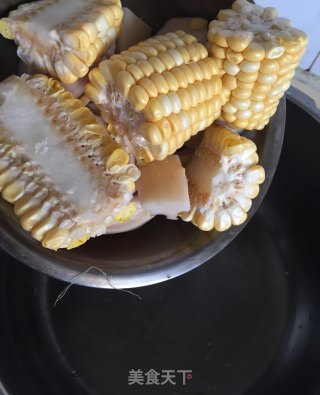 莲藕玉米骨架汤的做法步骤：3