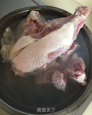 莲藕玉米骨架汤的做法步骤：4