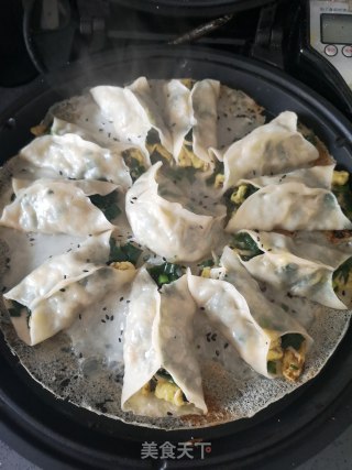 韭菜鸡蛋锅贴的做法步骤：6